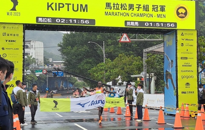 Kenyan runner Barnabas Kiptum passes through the finish line for the first place in Sunday's Wan Jin Shi Marathon in New Taipei. Photo taken from Wan Jin Shi Marathon's Facebook page