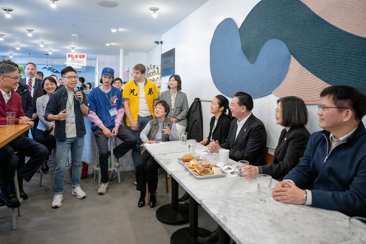 President Tsai holds an in-person discussion with young Taiwanese-Americans in New York.