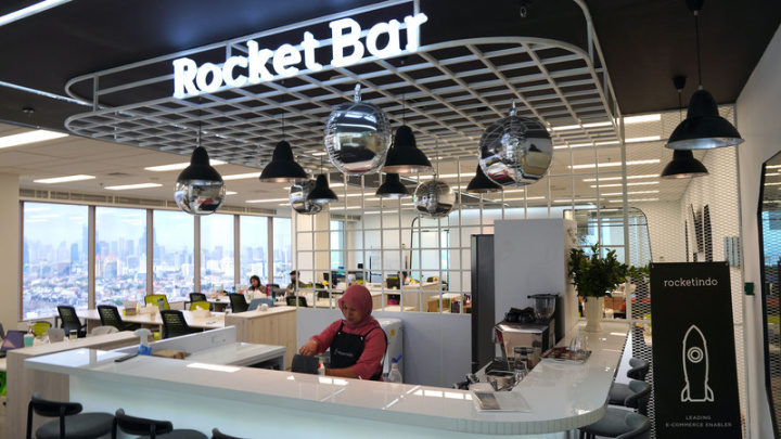 台商劉仕豪6年前在印尼創業，成立跨境電商公司Rocketindo「印尼火箭」，以黑白風格貫穿整個辦公室，還設有酒吧提供酒精飲料給員工。