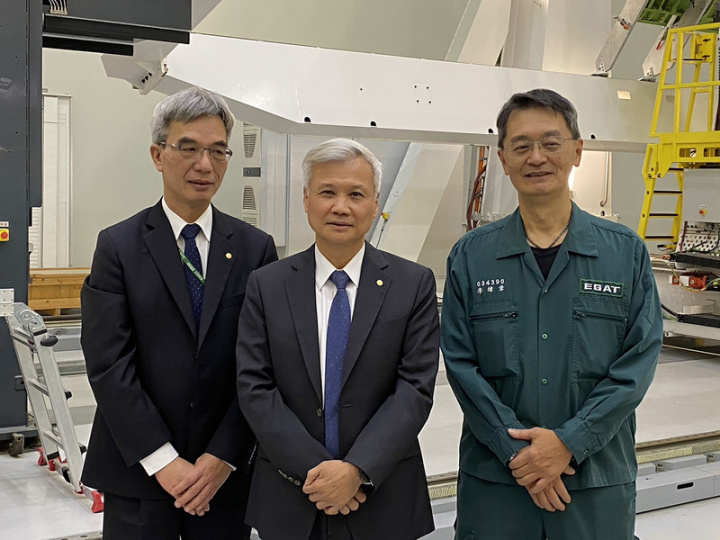 長榮集團旗下長榮航太取得經濟部陸用型監偵無人機原型機標案，預計2023年第3季交付1架原型機。左起為長榮航太製造事業體副總經理謝新文、長榮航太董事長黃南宏、長榮航太製造事業體總經理李緯章。