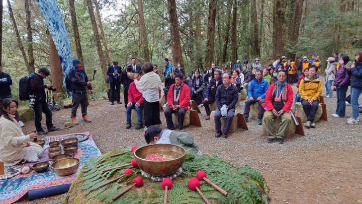 以手作步道方式打造的阿里山森林遊樂區新秘境「水山療癒步道」11日啟用，邀請民眾共賞安定心神的頌缽表演，也進行森林療癒5感體驗。