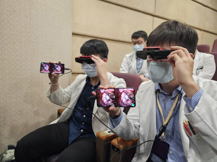 中華電信與三軍總醫院宣布以5G專網實現達文西手術3D AR遠距教學。