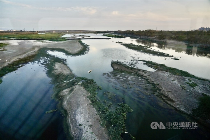 A section of the Gaoping River on the border between Kaohsiung's Dashu District and Pingtung County is running dry in this photo taken on Wednesday. CNA photo March 22, 2023