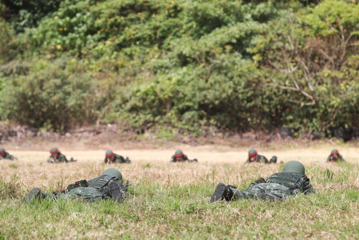 新制教育召集的官兵16日在新北泰山一帶，演練營作戰演練，並扮演紅藍軍相互對抗。