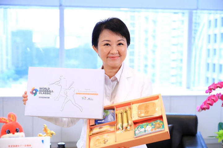 世界棒球經典賽A組預賽8日將在台中開打，各國參賽隊伍選手已陸續抵達台灣，台中市長盧秀燕（圖）也客製專屬伴手禮迎賓。（台中市政府提供）