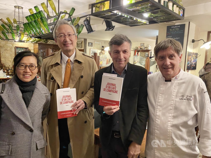 French author Pierrick Bourgault (second right), with Taiwan's top envoy to Paris François Wu (second left) and Director of the Taiwan Cultural Center in France Hu Ching-fang (left). CNA photo March 13, 2023