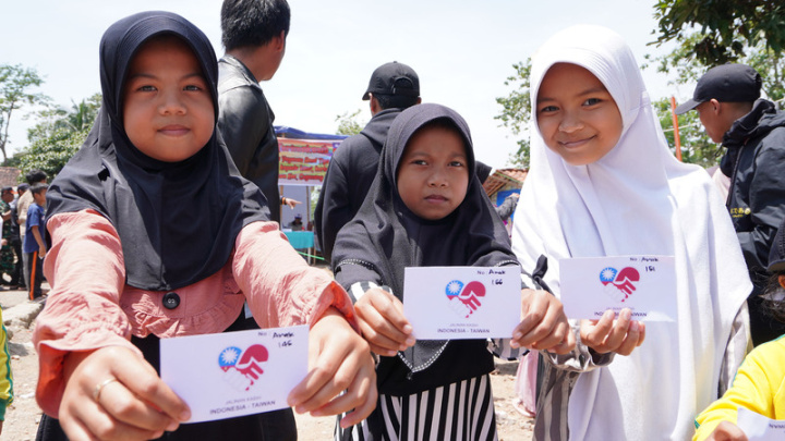 印尼西爪哇席安約鎮地震災區的小朋友手拿印有象徵台灣與印尼友好圖片的物資券。