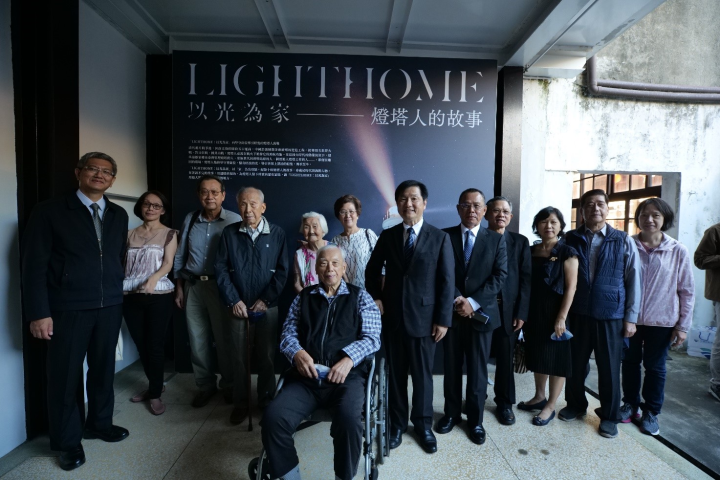 交通部航港局以從事燈塔相關工作人物為題的專書「LIGHTHOME：以光為家－燈塔人的故事」