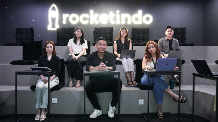 台商劉仕豪（前排左2）在印尼成立跨境電商公司，並將公司會議室打造成太空世界，與公司名稱「火箭」相呼應。