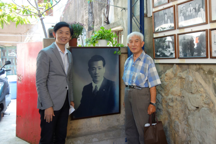 228事件受難者湯德章之子湯聰模4日於高雄自宅病逝。圖為湯聰模（右）2015年出席湯德章故居活動，與時任台南市文化局長的副市長葉澤山（左）合影。（台南市文化局提供）