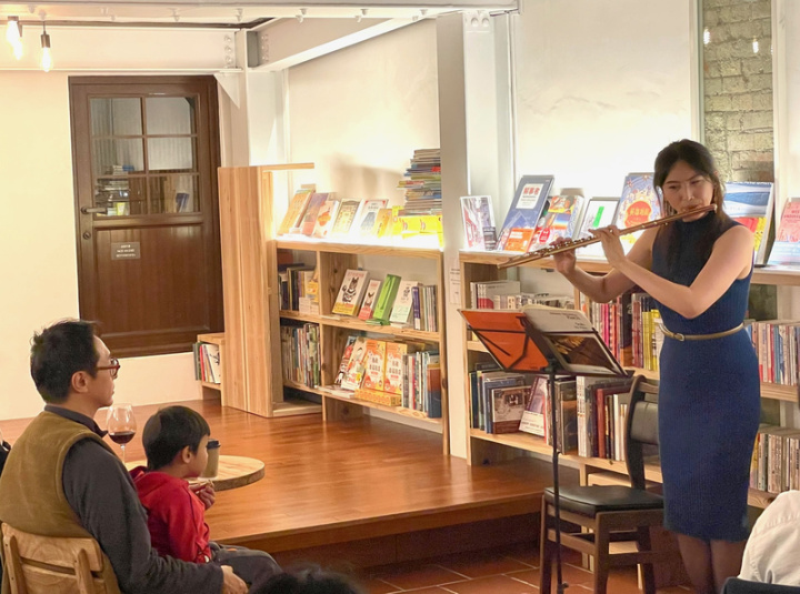 長笛家歐珈妏（右）參與「巴赫在郭怡美書店」音樂節演出，她表示透過近距離演出加上解說分享，大家會漸漸覺得古典樂不遙遠。