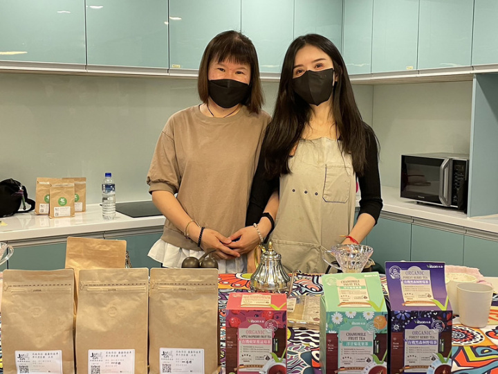 咖啡師依琳（化名）（左）參與北投婦女中心與心不懶咖啡廳合作的培力課程，成功脫胎換骨，成為獨當一面的咖啡師，越活越有自信。