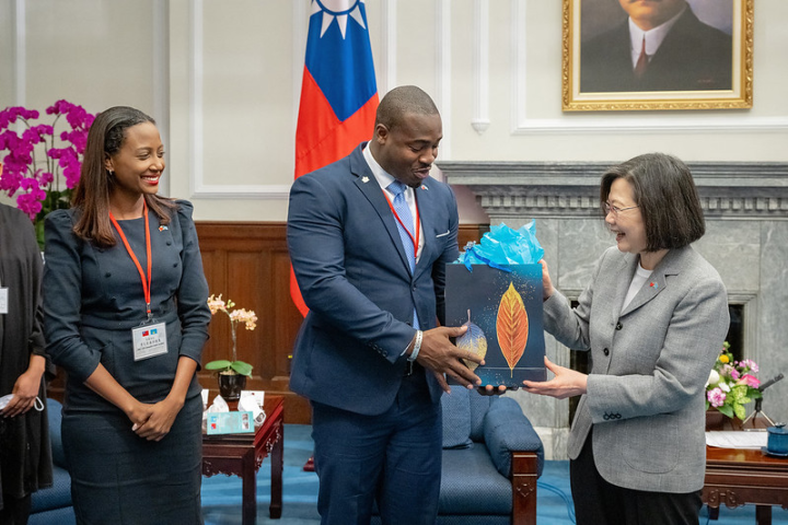 President Tsai meets Saint Lucia Minister of External Affairs, International Trade, Civil Aviation, and Diaspora Affairs Alva Baptiste.