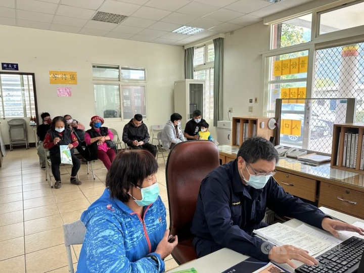 Residents in a village in Wanrung Township, Hualien County, where there is no post office or convenience store, wait at the local police station to register for the government's NT$6,000 cash handout on Monday. CNA photo March 20, 2023