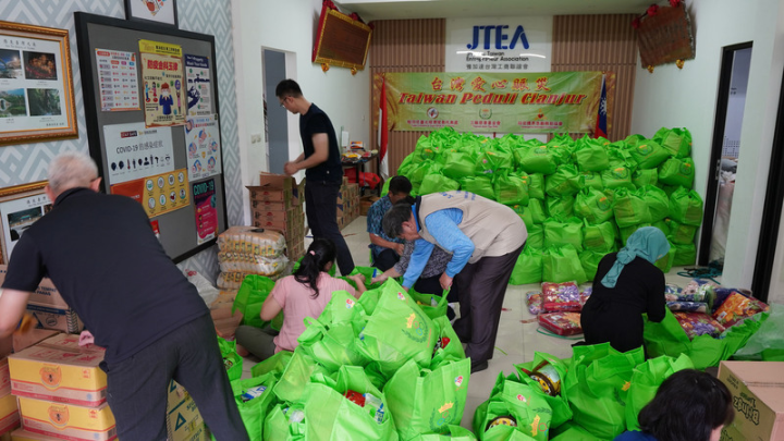印尼爪哇省席安約鎮去年底發生強震，印尼台商和台僑趁著週末協助包裝物資，預計3月中旬持續送愛至地震災區。 