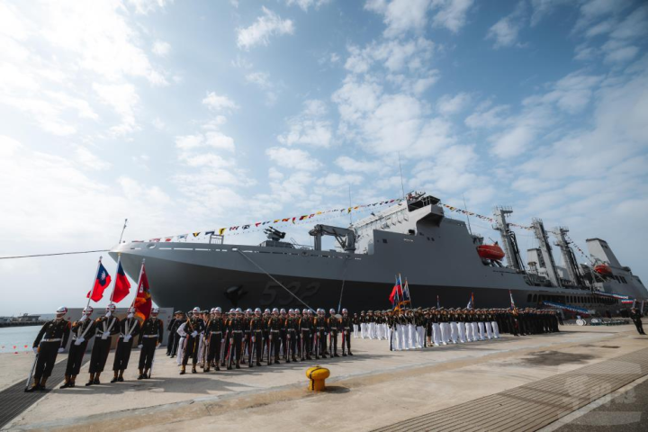 海軍敦睦遠航訓練支隊14日在澎湖測天島開放參觀，吸引民眾熱情參與