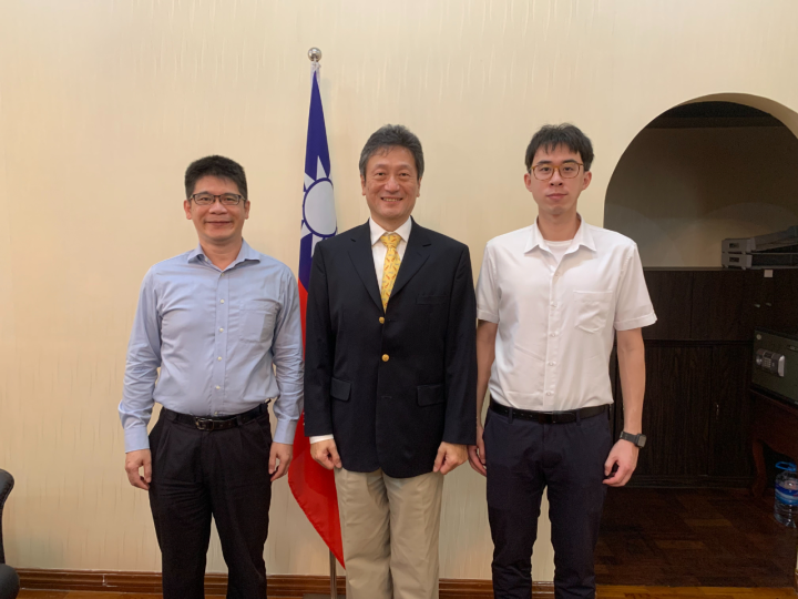 周中興大使(中)、連建章總經理(左)、翁維陽機場經理(右)合影