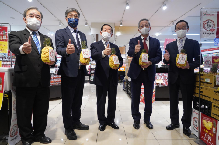 陳駿季副主任委員、謝長廷大使、胡忠一署長、Farmind堀內達生社長及下戶章弘本部長於超市參加臺灣(截切)鳳梨促銷活動