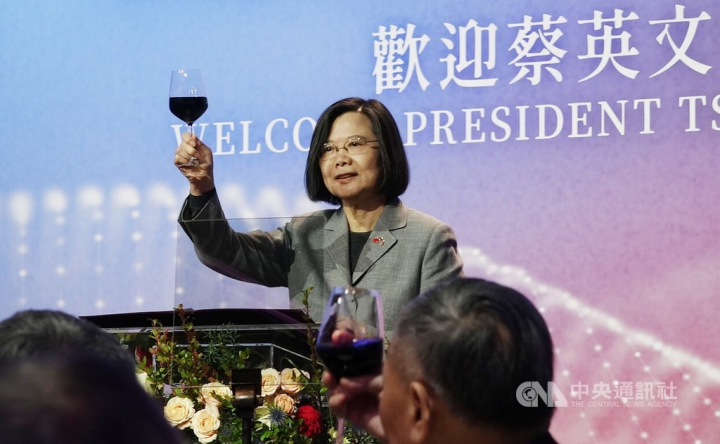 President Tsai gives a toast to her guest at the dinner banquet in New York. CNA photo March 30, 2023