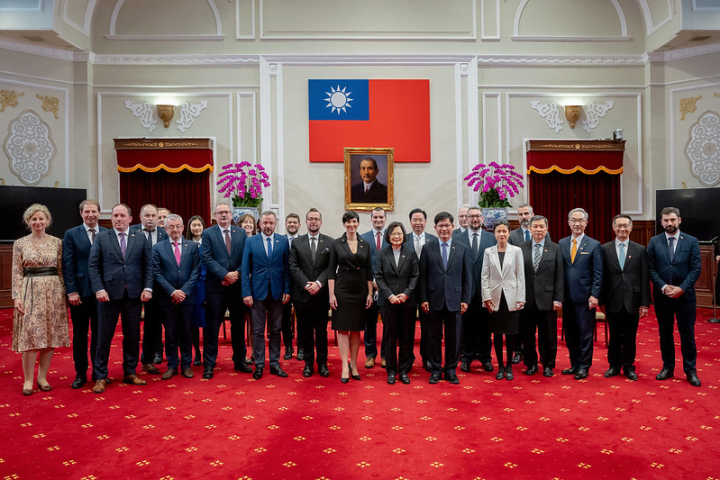 總統與「捷克眾議院議長艾達莫娃訪問團」合影