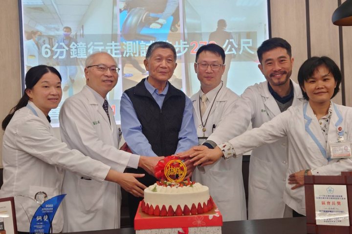 曾因心臟衰竭反覆住院的黃姓男子（左3）8日出席奇美醫學中心衛教宣導會，分享復健過程，院方也特別準備蛋糕，為本月滿70歲的黃男提前慶生。
