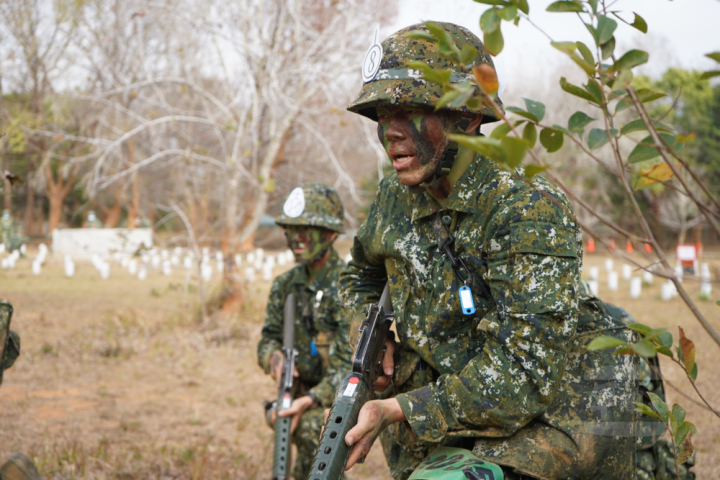 陸軍步兵302旅志願役預備軍官班及志願士兵班隊，日前實施入伍訓期末測驗「震撼教育」。（陸軍第十軍團提供）