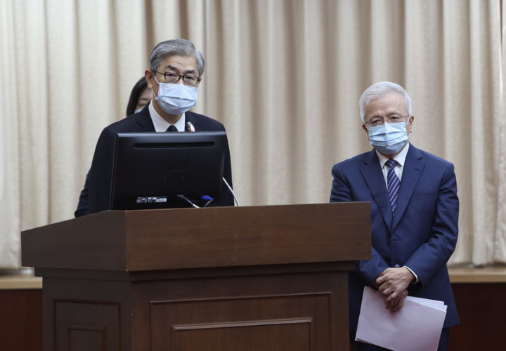 行政院研議進一步納管虛擬資產並由金管會擔綱主責角色，金管會主委黃天牧（左）20日赴立法院財政委員會進行專題報告並備質詢，會前接受媒體聯訪時表示，金管會將承擔虛擬資產監理責任，後續預計會和業者討論可能的自律規範方向。