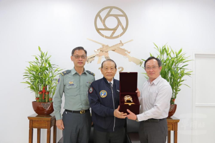 國防安全研究院董事長霍守業率隊參訪軍備局205廠　瞭解國防自主能量。（軍備局205廠提供）