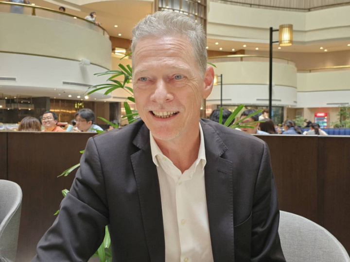 來自德國的飯店高層主管柯雷蒙來台35年，說著一口流利的中文、講台語也能通。他愛逛夜市、會買鹹酥雞回家吃，喜歡到台東走走、享受自然美景。