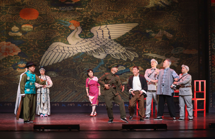 劇場國寶李國修經典劇作2023「京戲啟示錄」9日晚間即將正式上演，李國修遺孀王月（後中）演出劇中「二大媽」一角，資深藝人屈中恆（右4）則扛起男主角。