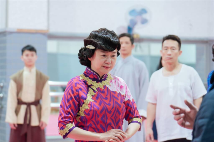 已故戲劇大師李國修經典劇作「京戲啟示錄」即將復刻創新上演，李國修遺孀王月（中）親自挑梁演出要角「二大媽」。（寬宏藝術提供）