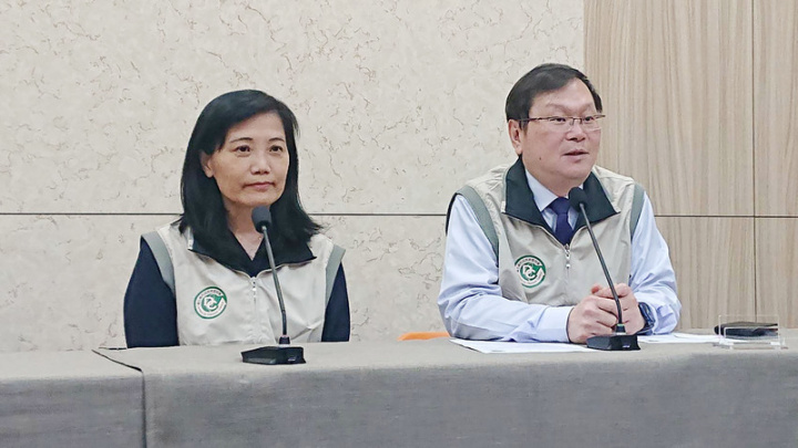 衛福部疾管署新任副署長將由原感染管制及生物安全組長曾淑慧（左）升任，最快7月起將和另一名副署長羅一鈞輪任發言人。右為疾管署長莊人祥。