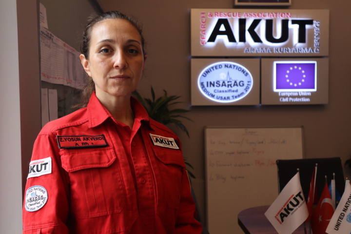 2月6日強震於土耳其、敘利亞民眾仍在熟睡時來襲，造成5萬多人喪生。台灣快速出動搜救隊救援，並再次與「老戰友」土耳其「搜索救援協會」（AKUT）攜手救出受困民眾。圖為AKUT主席阿克韋爾迪（Zeynep Yosun Akverdi）。