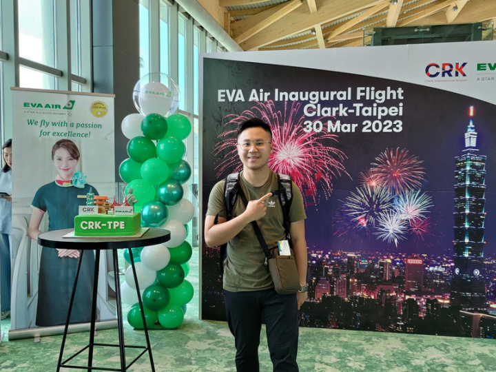 長榮航空台北－菲律賓克拉克航線3月30日首航，搭乘首航班機民眾開心在克拉克國際機場的首航儀式現場拍照留念。