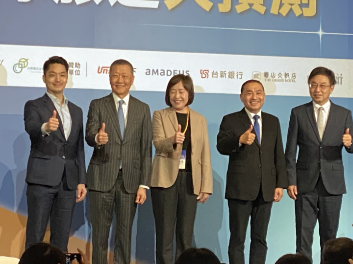 左起台北市長蔣萬安、雄獅集團董座王文傑、國發會副主委高仙桂、新北市長侯友宜及林務局長林華慶，6日在「2023觀光經濟論壇」上合影。