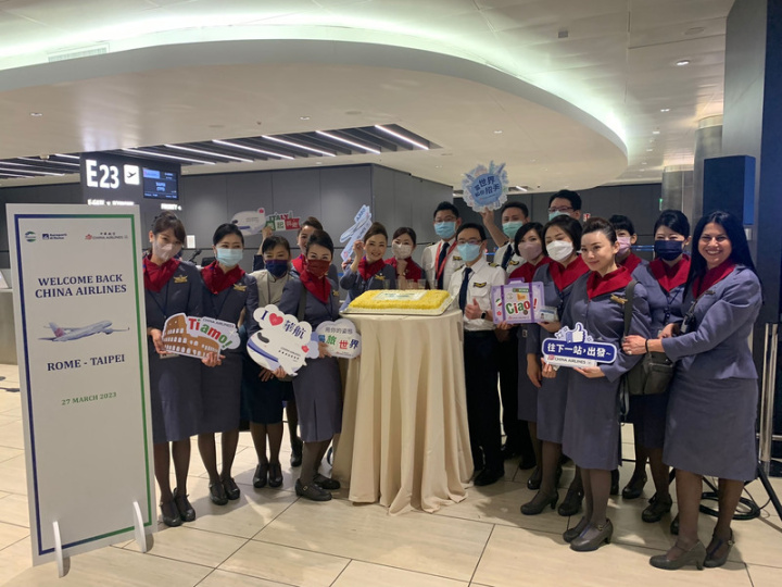 華航27日正式復航台北-羅馬航線，「台北-羅馬」復航儀式中，華航機組人員熱情合影。