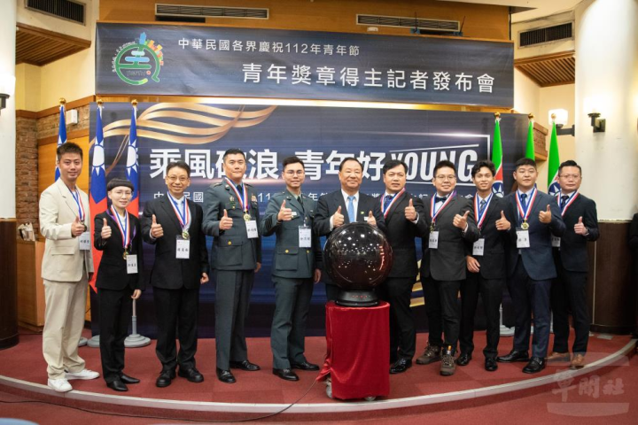 救國團28日在劍潭青年活動中心舉辦「青年獎章」得主公布記者會。（軍聞社記者謝宏檜攝）