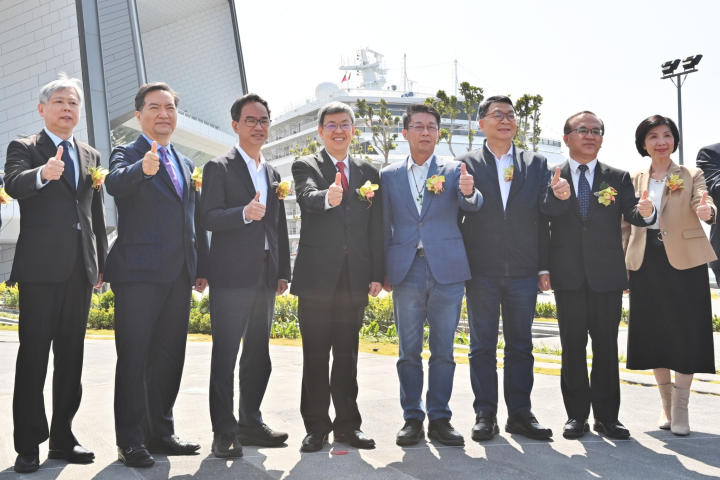 Premier Chen Chien-jen attended the opening ceremony for Kaohsiung Port Cruise Terminal and welcomed the berthing of the facility's first cruise ships.