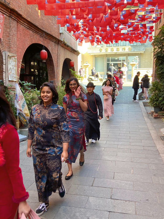 金門大學讓菁英專班學生體驗穿旗袍等活動。（金門大學提供）