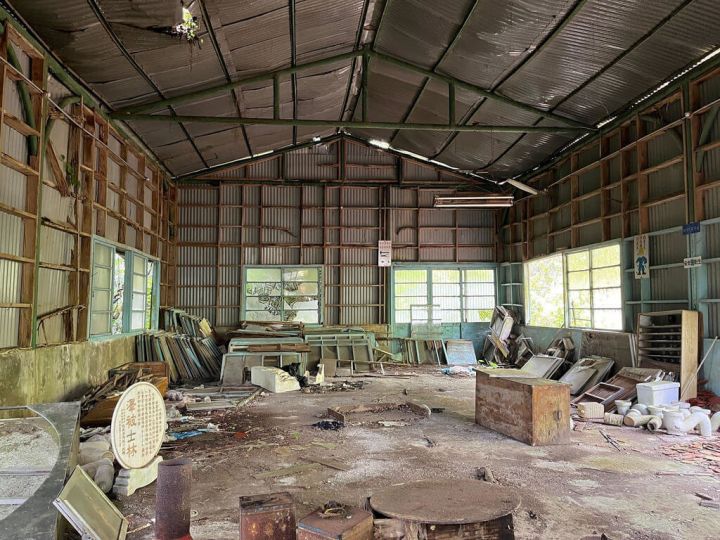 苗栗縣公館鄉出磺坑礦場是世界現存最古老且還在生產的油礦區之一，縣府29日宣布啟動文化景觀第2階段修復工程，其中採修部木工廠內可見當年屋架是以「廢油管」作為建材。（苗栗縣政府提供）