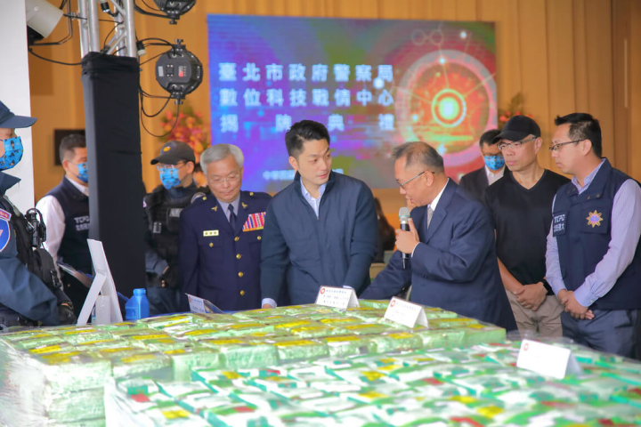 台北市警察局成立「數位科技戰情中心」，9日正式揭牌，台北市長蔣萬安（中）出席，未來戰情中心將運用大數據分析犯罪趨勢、提升偵查效能，掌握破案契機。（台北市警察局刑事警察大隊提供）
