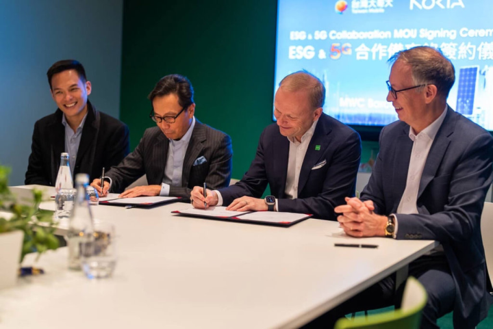 台灣大哥大在3月1日於全球性動通訊大會（MWC）會場，攜手國際大廠諾基亞（Nokia）簽署「ESG & 5G合作備忘錄」，左至右為台灣大總經理林之晨、台灣大董事長蔡明忠、諾基亞總裁暨執行長隆德馬克（Pekka Lundmark）、諾基亞大中華區總裁馬博策（Markus Borchert）。（台灣大提供）