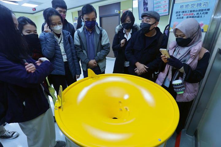 北醫大安排菁英專班學生參觀強調全方位照顧的臺北癌症中心。圖為設於兒童腫瘤中心的遊戲機。