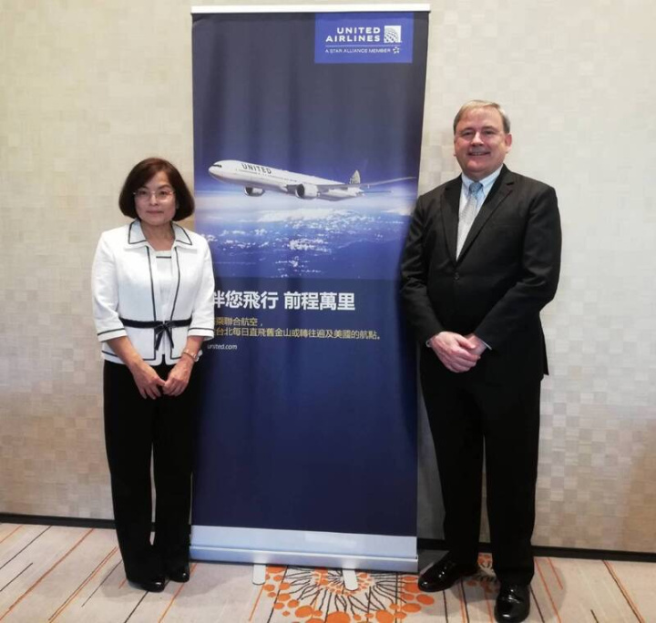 聯合航空公司22日與台灣媒體座談，聯合航空大中華區、韓國及東南亞銷售董事戴亞斯（Walter Dias）（右）與聯航台灣總經理唐靜儀（左）出席。