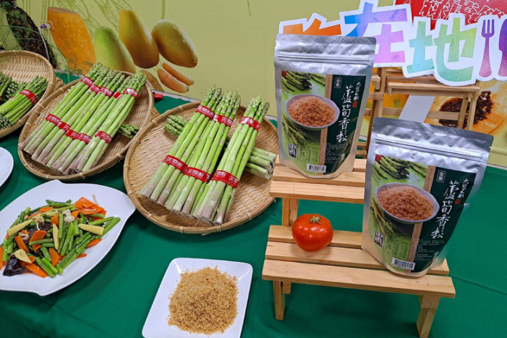 蘆筍營養豐富、熱量不高有「蔬菜之王」美譽，是近年來新興「輕食主義」最佳食材。台南市將軍區農會的「紅將軍」蘆筍每年春季3月起上市，進入市場受消費者熱愛，台南市府也歡迎民眾多多選購。（台南市農業局提供）