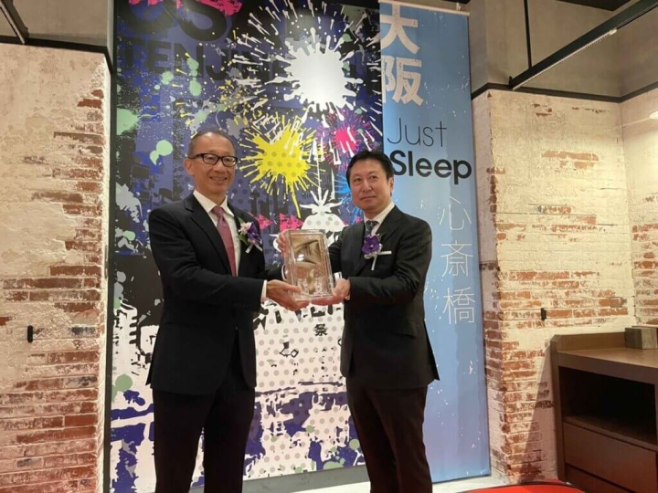 晶華酒店旗下捷絲旅品牌首間海外據點捷絲旅大阪心齋橋館正式開幕，邀請飯店業主MINATO CREATE CO., LTD. 地產開發公司社長木下仁湊（右）以及晶華國際酒店集團董事長潘思亮（左）舉行開幕儀式。（捷絲旅提供）