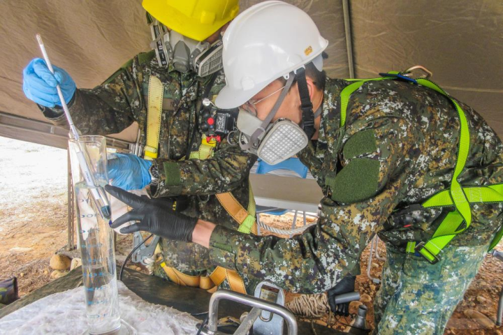 陸軍五支部補給油料庫臺中油料分庫日前實施油料調儲作業。（陸軍第十軍團提供）