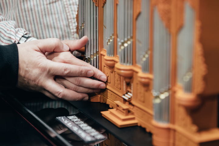 兩廳院推出全新「國家音樂廳觸覺導覽」，為讓視障朋友更理解管風琴構造，特地打造擬真「管風琴觸覺模型」作為導覽輔具。(兩廳院提供)