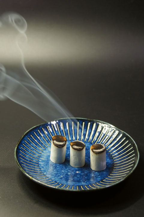 青草外用可用於灸治、煎煮成青草浴湯，或手工皂等清潔用品。