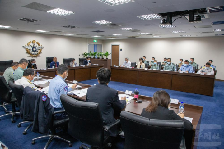 國防部副部長柏鴻輝24日主持「性別平等專案小組」第39次會議。（軍聞社記者莊家宏攝）